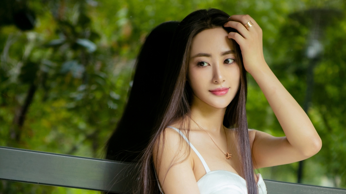 Flying Angelababy 4K Beautiful Wallpaper