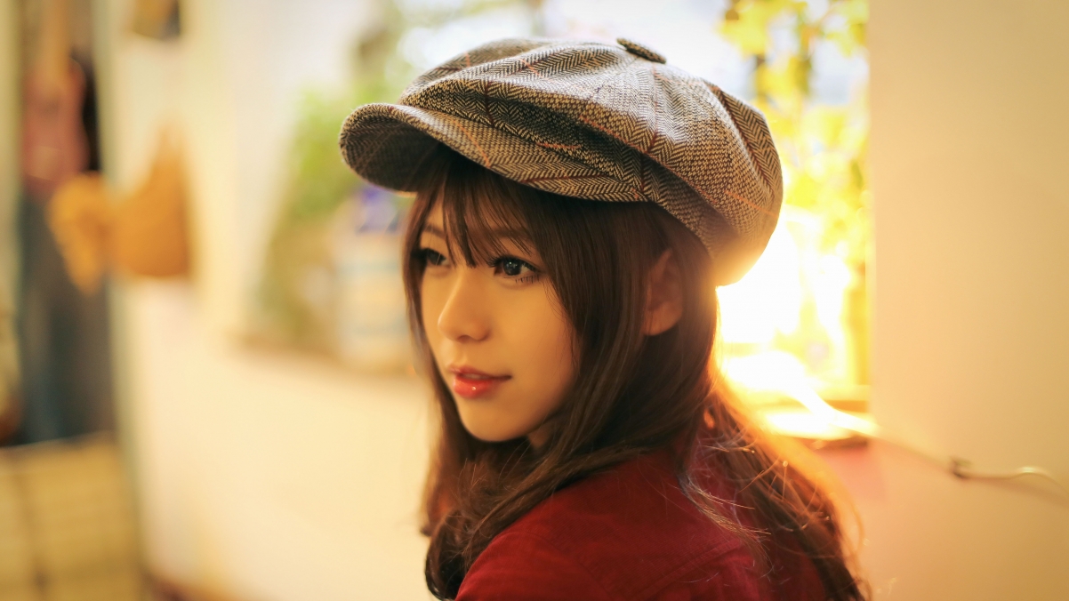 Beauty in a hat 3840x2160 wall