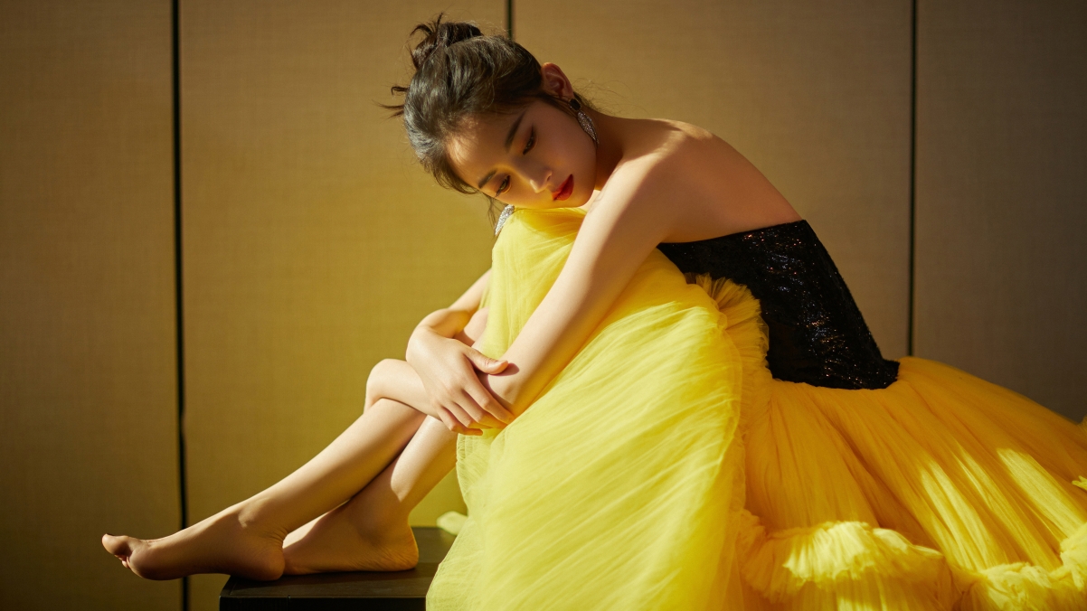 Chen Yuqi photo yellow skirt 4k