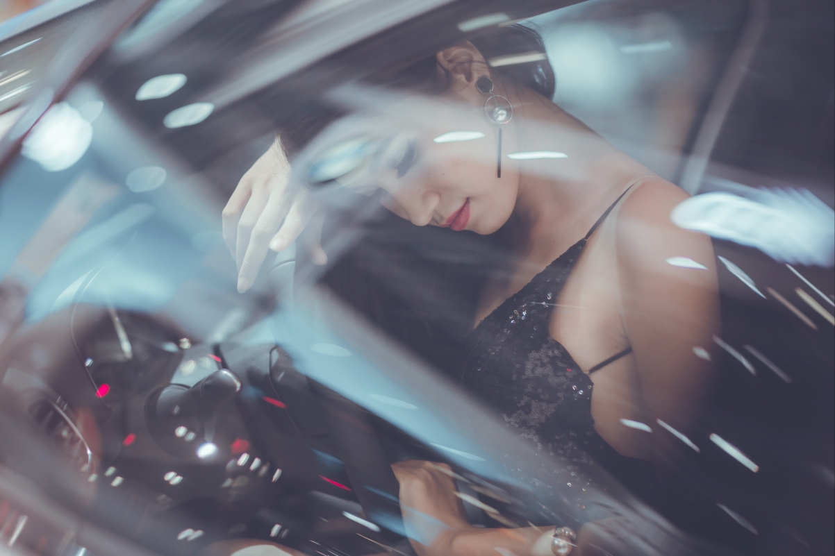 Sexy beauty in the car 4k HD picture