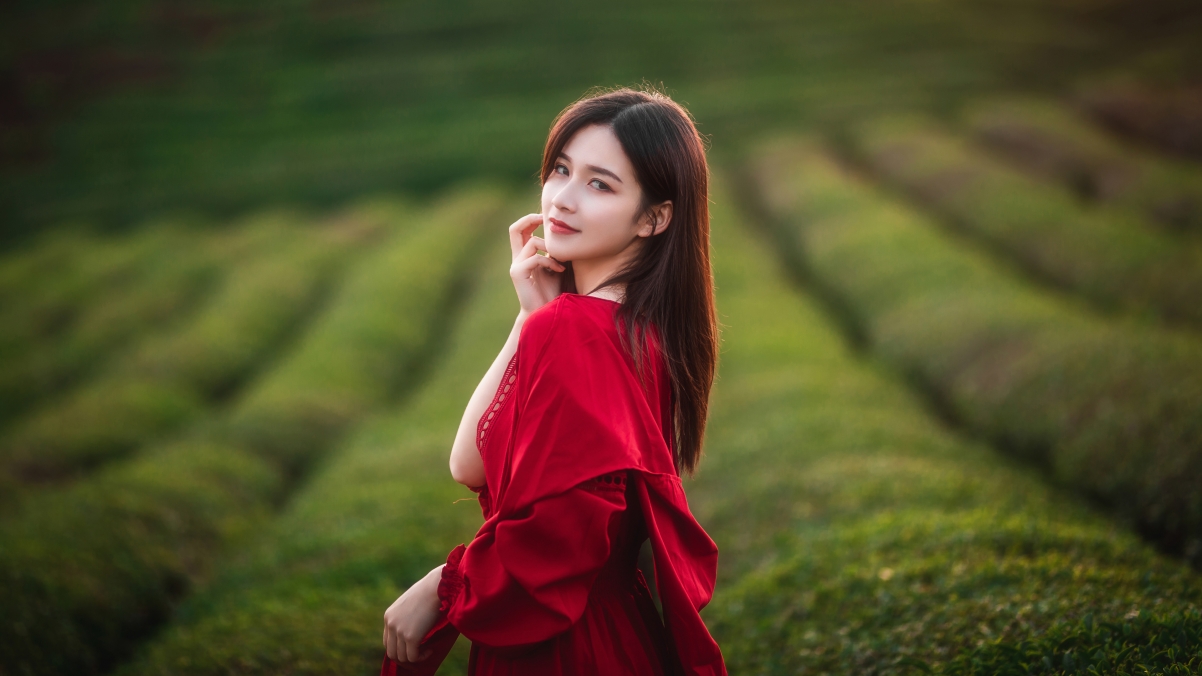 Beautiful girl in green skirt 4k wallpaper