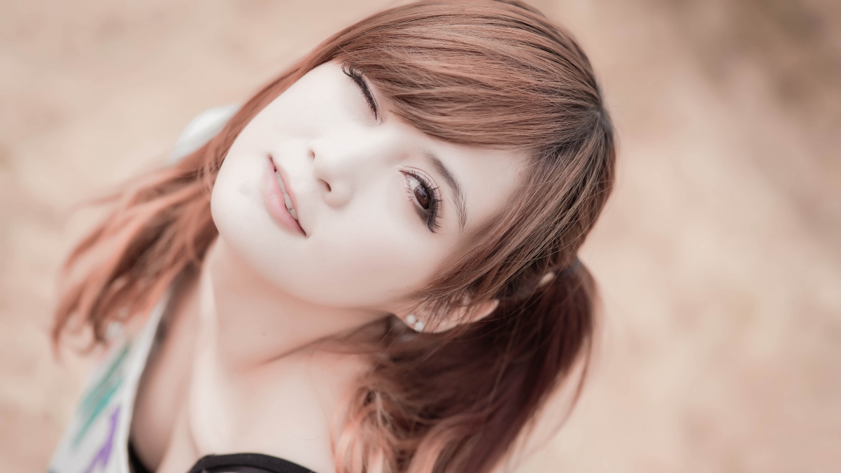 Beauty with one eye closed 4K wall