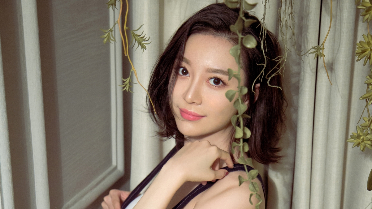Mu Yuqian Beauty in Strap Skirt 3840x2