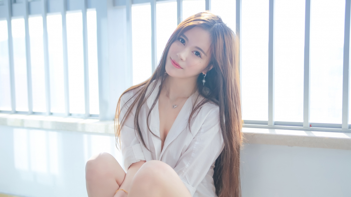 White pajamas home hair beauty 4K