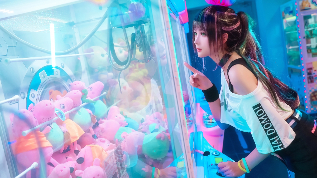 Sci-Fi Girls Claw Machine 4K Action