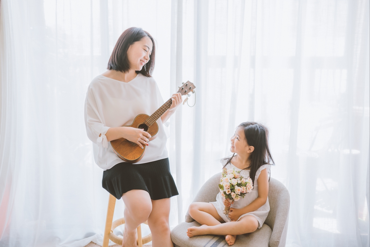 Warm family mother and daughter education 4K pictures