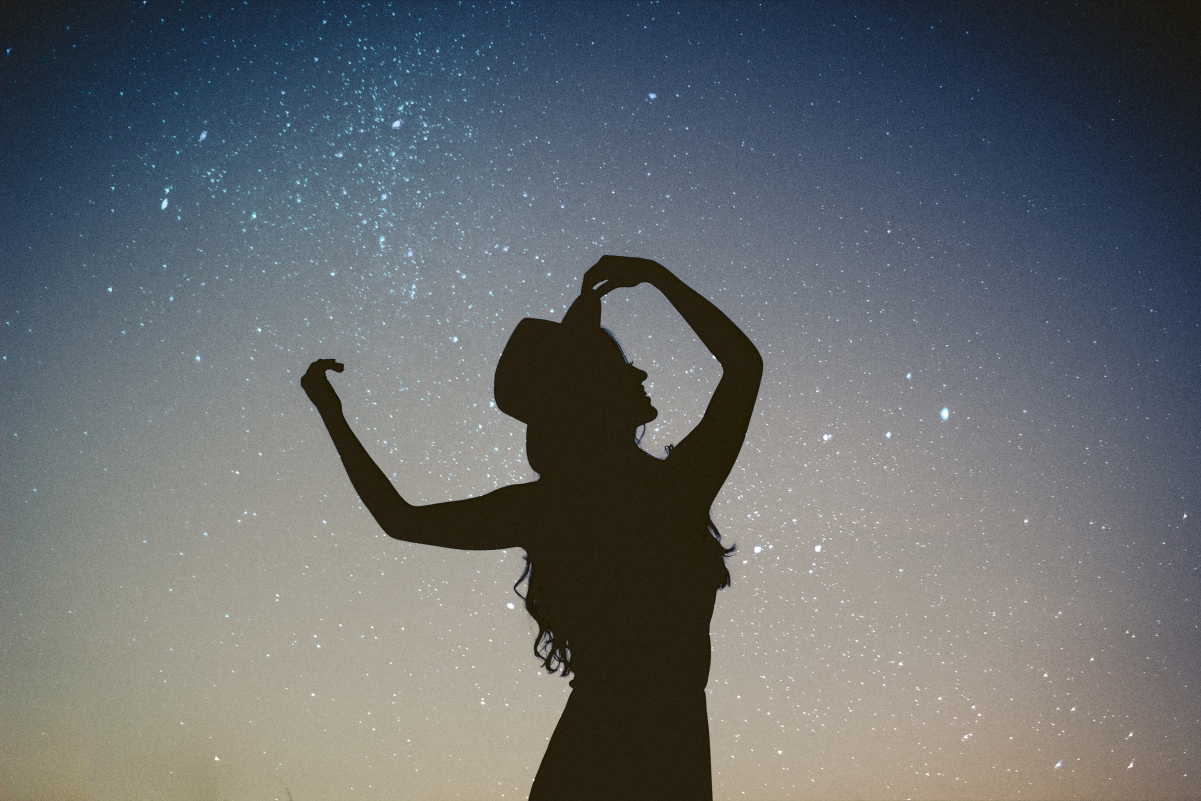 Girl under the stars beautiful 4K wallpaper