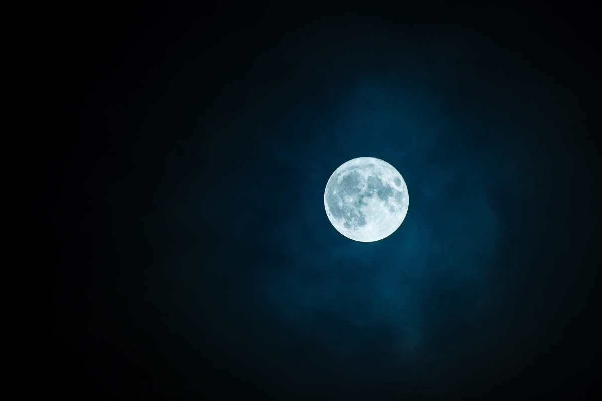 Sky moon 4k picture