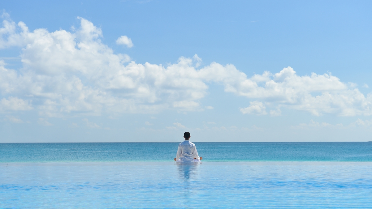 Blue sky sea yoga self-cultivation